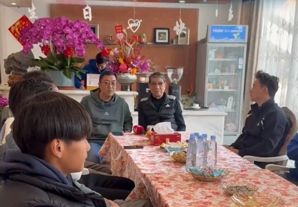  申花董事長谷際慶帶領部分球員，前往崇明基地看望徐根寶指導