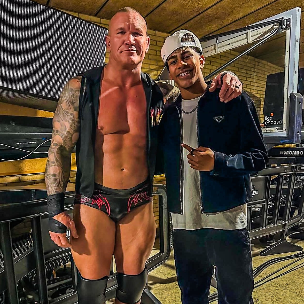  小心RKO！亞馬爾現(xiàn)場觀戰(zhàn)WWE，和奧爾頓、Triple H等合影