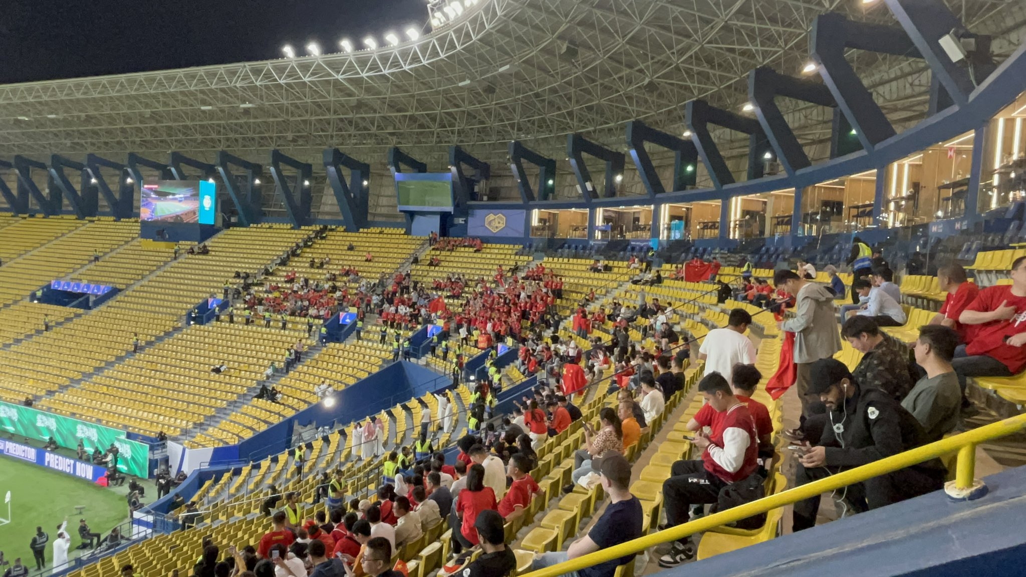  球票已售罄！中國球迷已經(jīng)入場，坐在球場上層沙特球迷區(qū)上方
