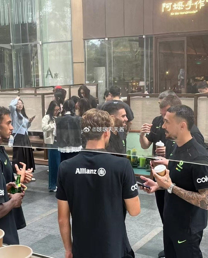  松弛感拉滿！澳大利亞隊員在杭州街頭喝奶茶