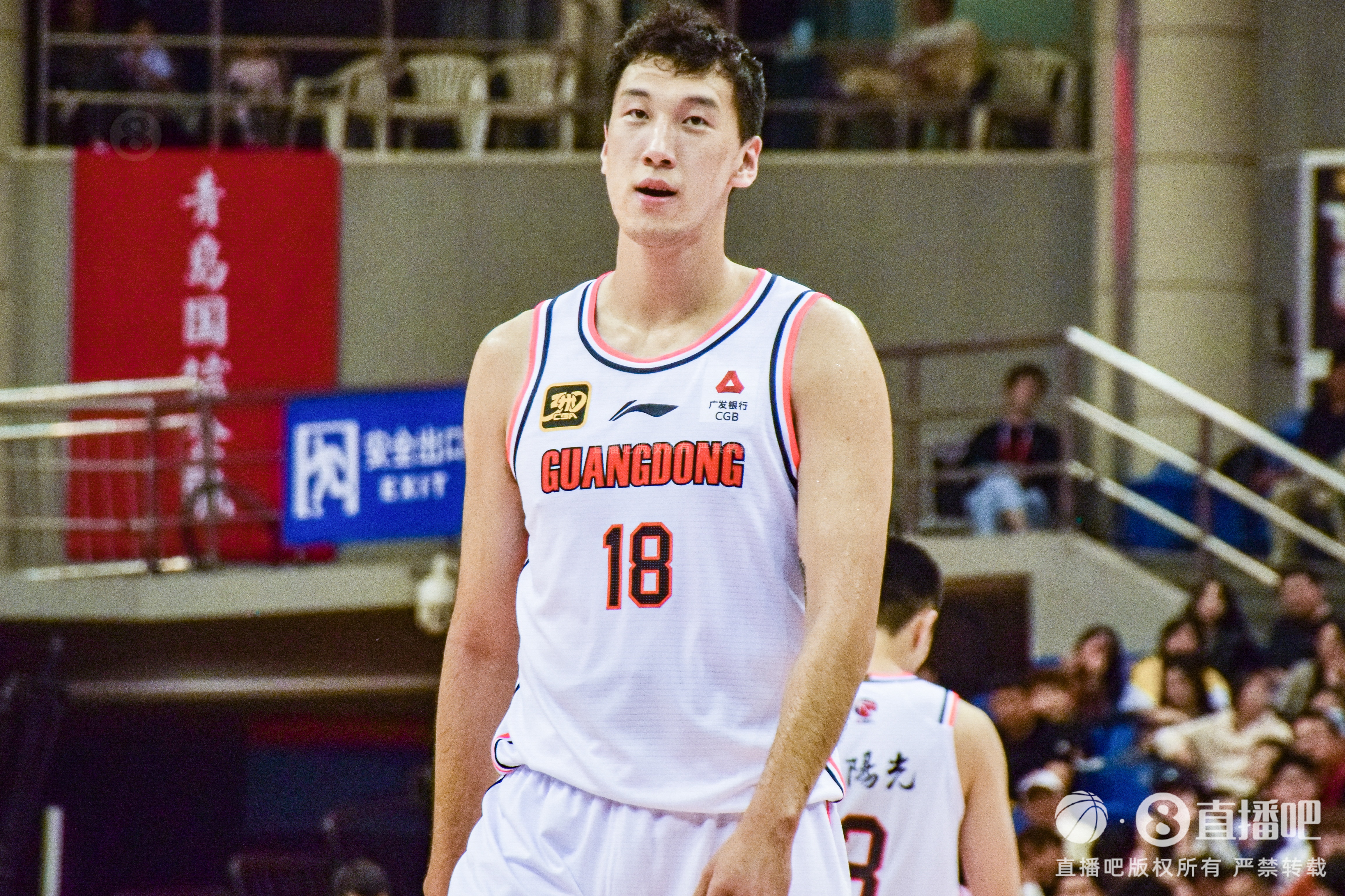  高炮臺(tái)發(fā)威！杜潤旺半場6中5拿到13分2斷1帽 三分3中3