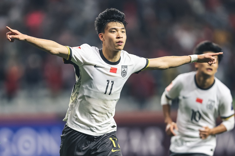  北青體育：18歲“跳級(jí)生”王鈺棟有望進(jìn)入國(guó)足客戰(zhàn)沙特名單！